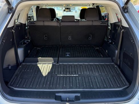 Used 2023 Toyota Highlander LE AWD/4WD image 6
