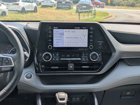 Used 2022 Toyota Highlander XLE FWD image 19