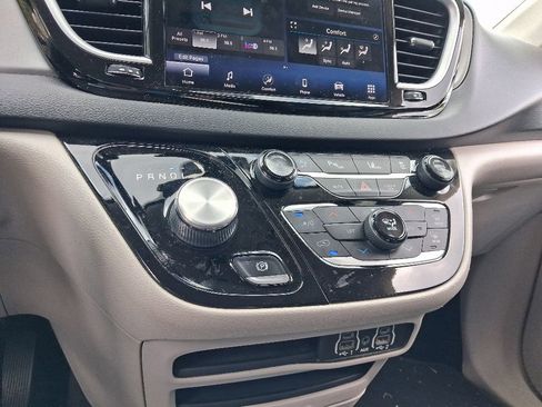 Used 2021 Chrysler Pacifica Touring-L FWD image 24