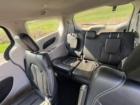 Used 2023 Chrysler Pacifica Touring-L image 21