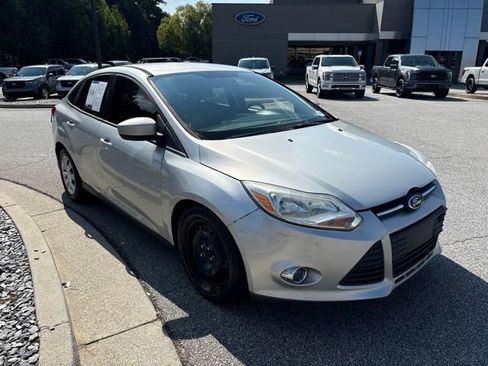 Used 2012 Ford Focus SE FWD image 2