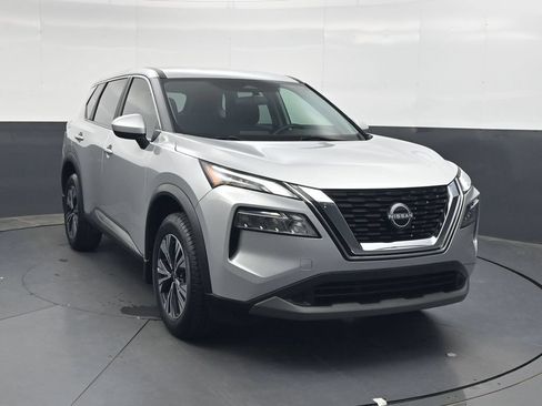 Used 2023 Nissan Rogue SV FWD image 2