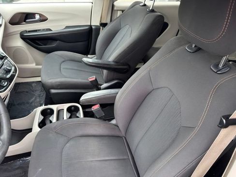 Used 2017 Chrysler Pacifica Touring FWD image 6