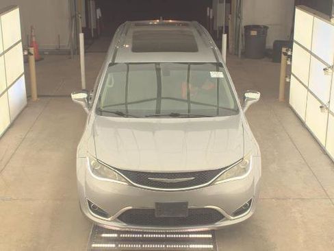 Used 2017 Chrysler Pacifica Limited w/ UConnect Theater Package image 2