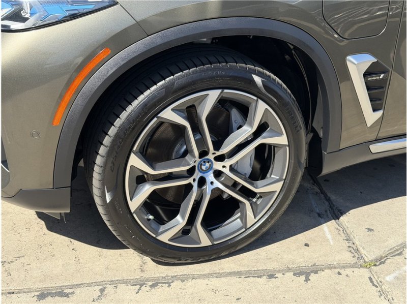 Used 2024 BMW X5 xDrive50e w/ Premium Package AWD/4WD image 12