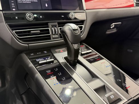 Certified 2024 Porsche Macan image 37