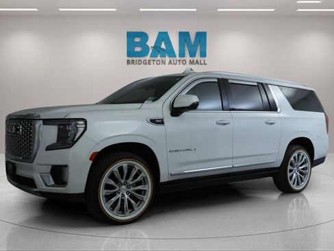 Certified 2022 GMC Yukon XL Denali w/ Denali Premium Package AWD/4WD image 3