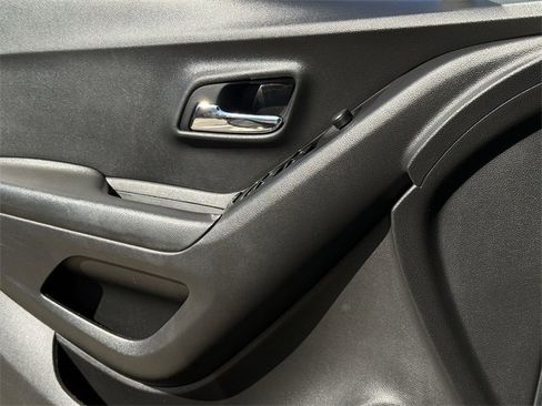 Used 2021 Chevrolet Trax LT image 22