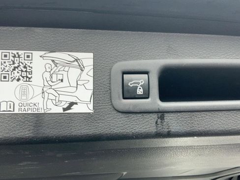 Used 2021 Toyota Sienna Limited image 31