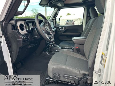 Used 2025 Jeep Wrangler Unlimited Sahara AWD/4WD image 8