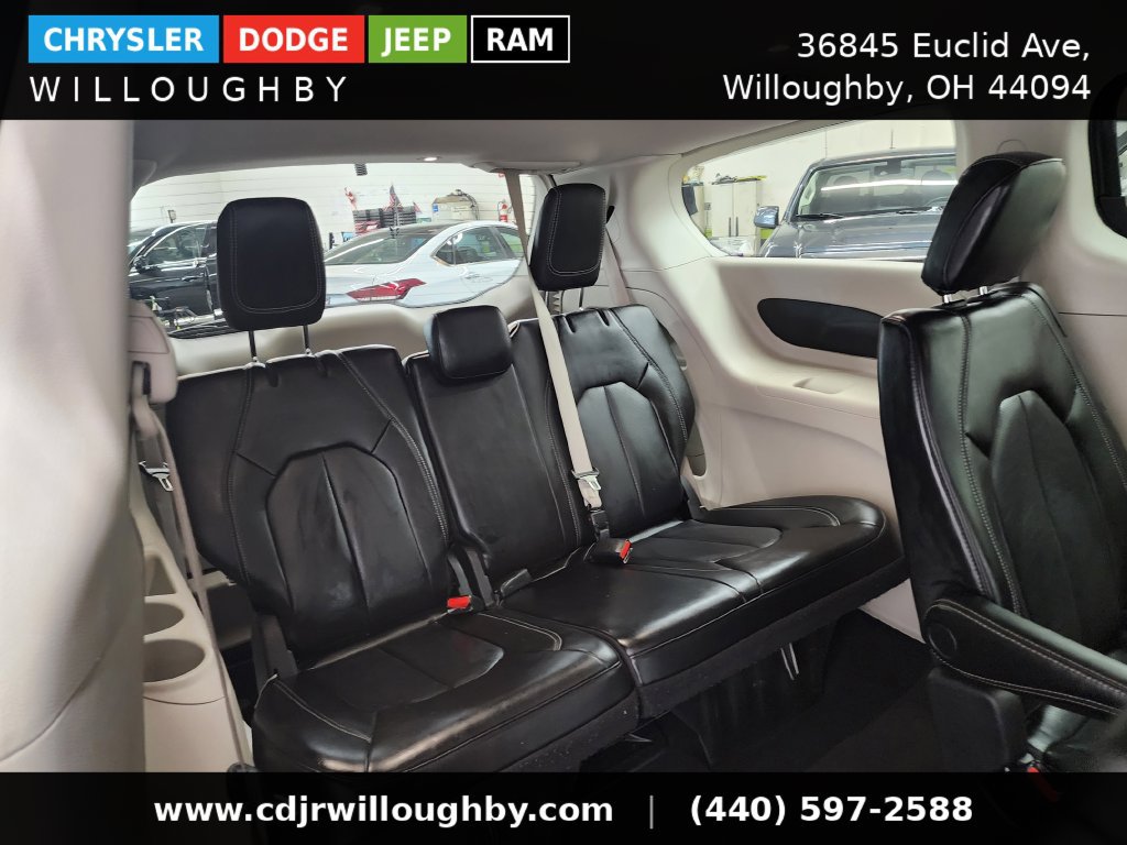 Used 2023 Chrysler Pacifica Touring-L AWD/4WD image 32