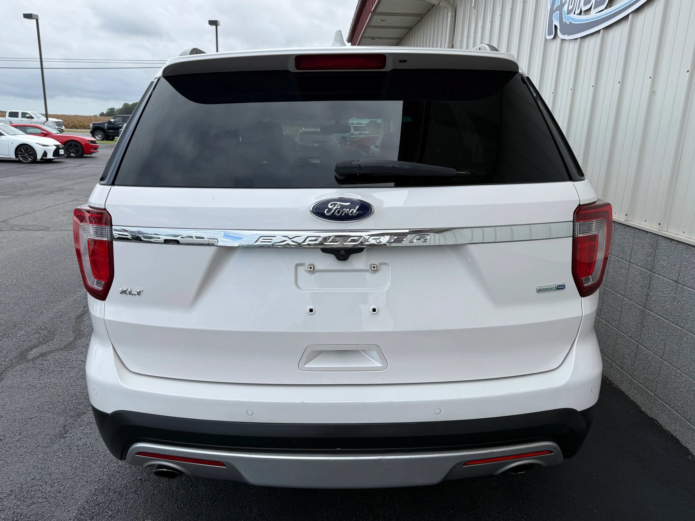 Used 2017 Ford Explorer XLT w/ Equipment Group 202A AWD/4WD image 5