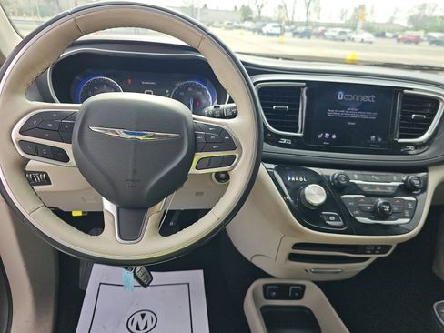 Used 2020 Chrysler Pacifica Limited image 16