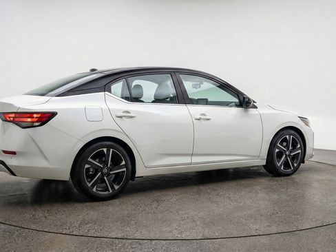 Used 2025 Nissan Sentra SV FWD image 9