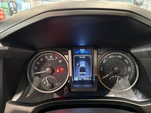 Used 2022 Toyota Tacoma TRD Off-Road w/ TRD Premium Off Road Package AWD/4WD image 25