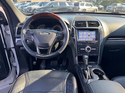 Used 2018 Ford Explorer Platinum image 13