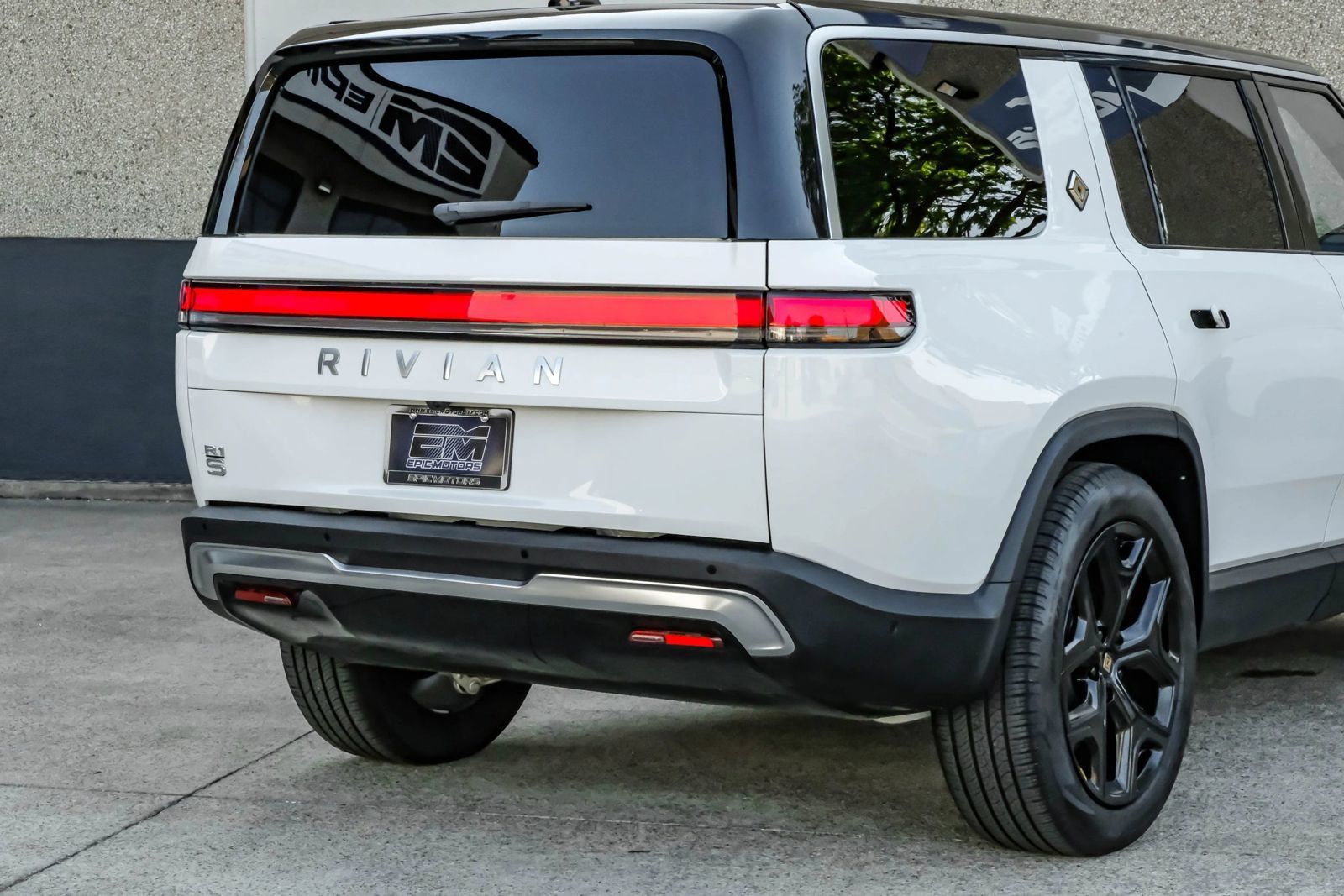 Used 2024 Rivian R1S Adventure Dual AWD/4WD image 13