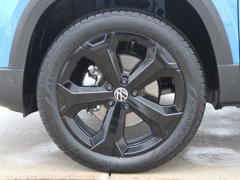 Certified 2025 Volkswagen Taos SE image 30