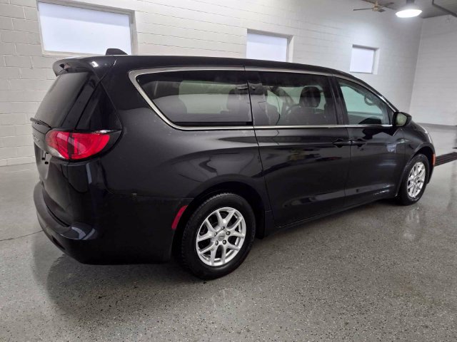 Used 2022 Chrysler Voyager LX FWD image 6