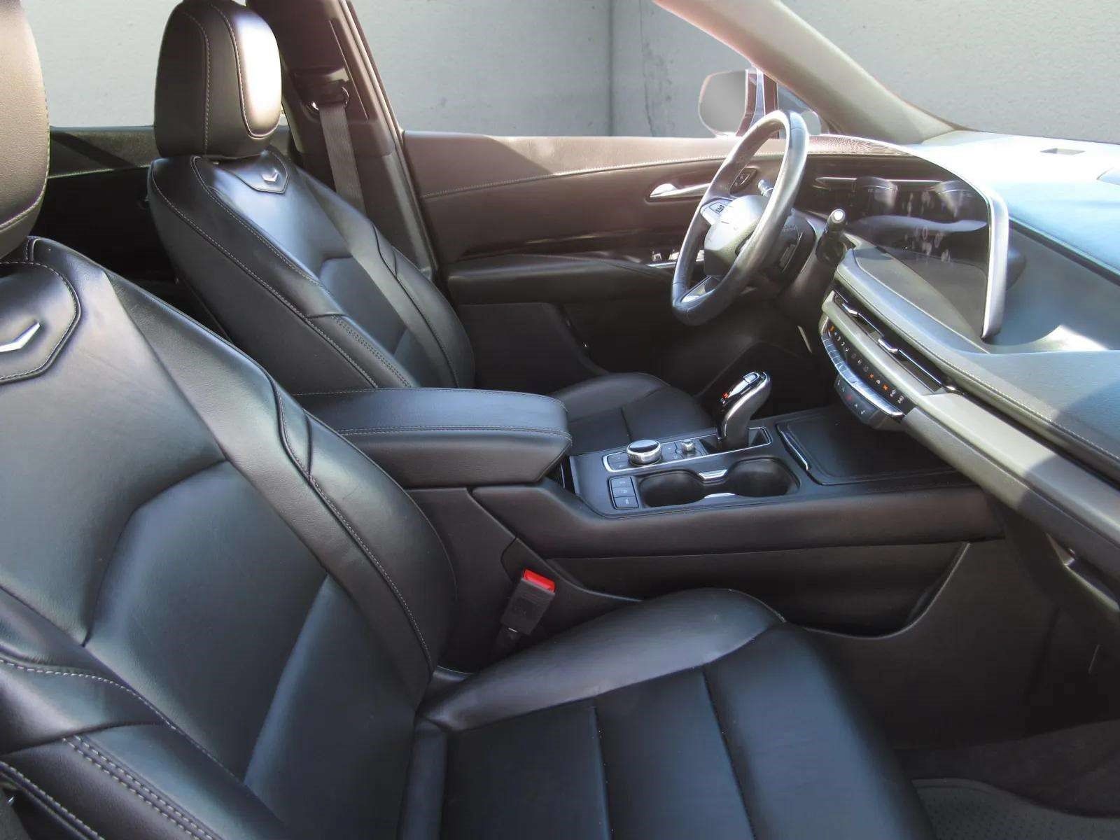 Used 2024 Cadillac XT4 Luxury w/ Cold Weather Package FWD image 6