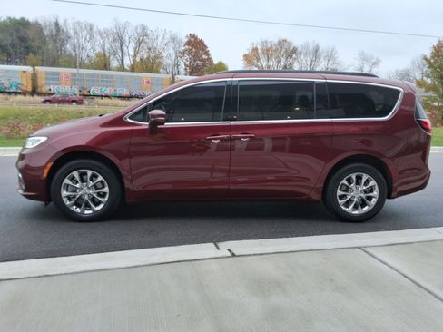 Used 2022 Chrysler Pacifica Touring-L AWD/4WD image 4