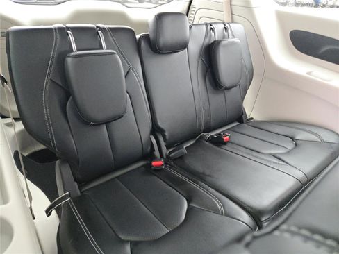 Certified 2024 Chrysler Pacifica Limited FWD image 11