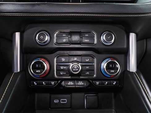 Used 2022 GMC Yukon XL SLT w/ SLT Luxury Package image 15