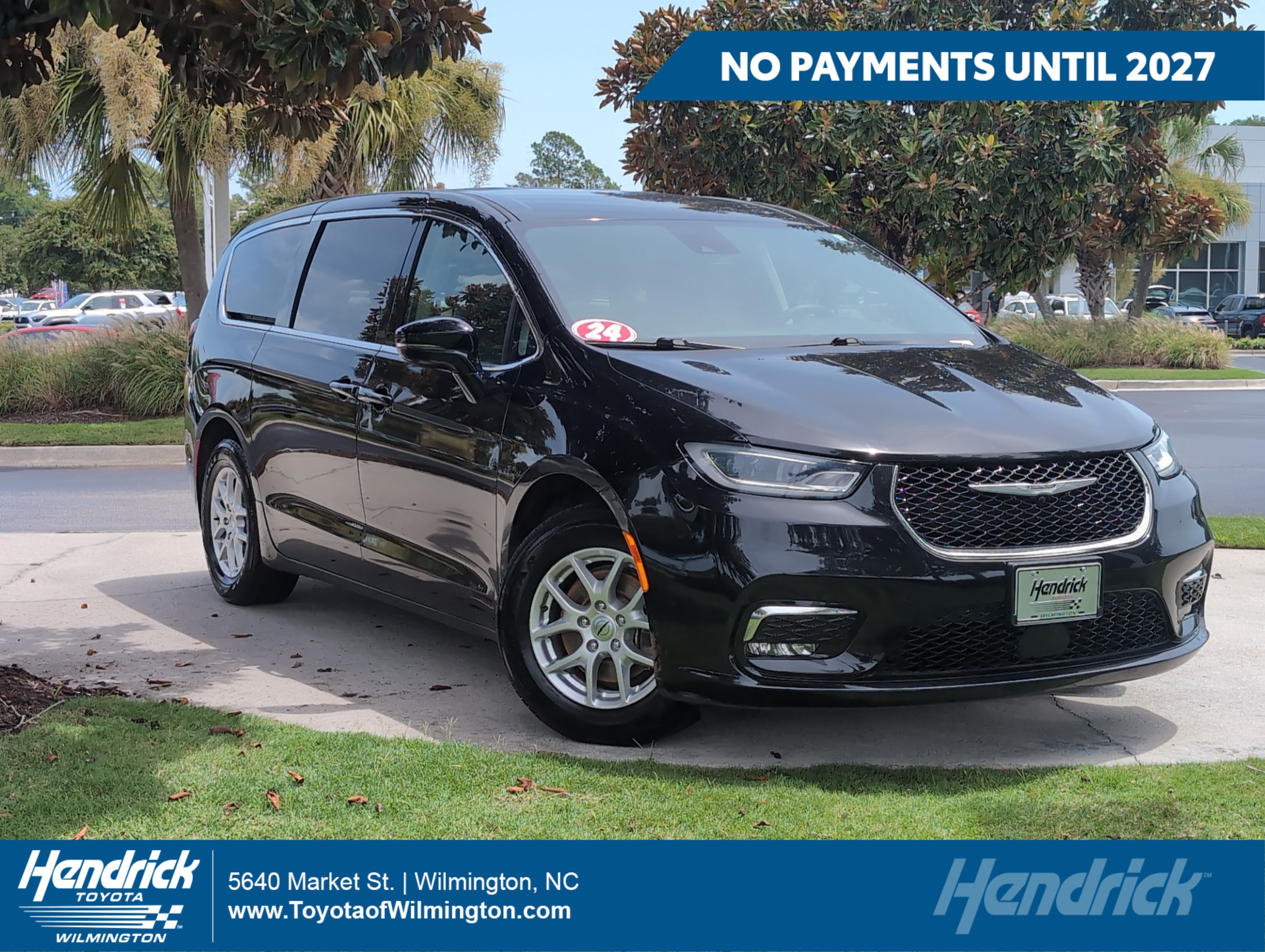 Used 2024 Chrysler Pacifica Touring-L FWD image 1