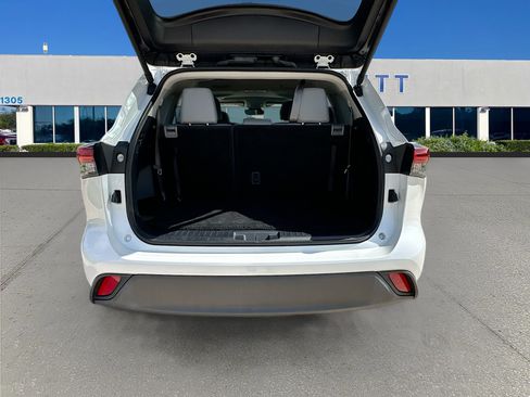 Used 2024 Toyota Highlander XLE FWD image 26
