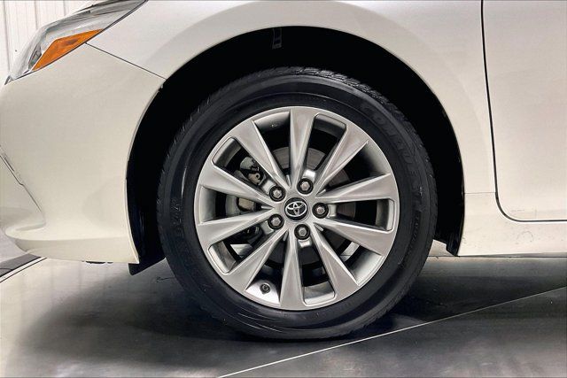 Used 2017 Toyota Camry XLE w/ Moonroof Package FWD image 9