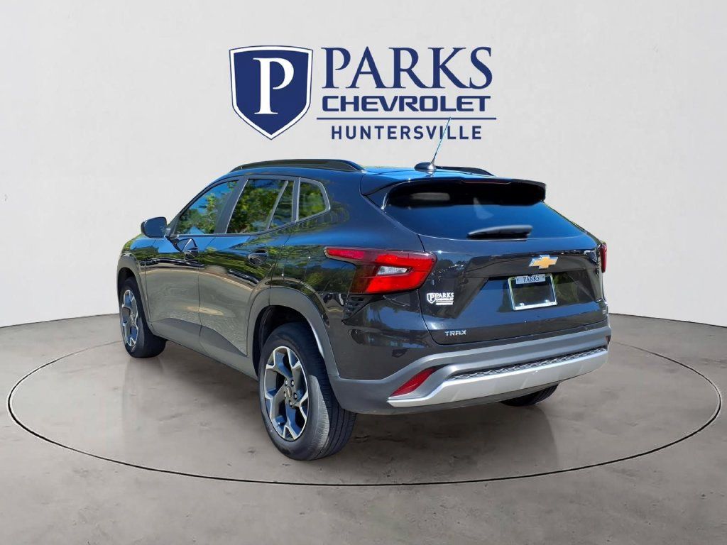 Used 2025 Chevrolet Trax LT w/ LT Convenience Package FWD image 29