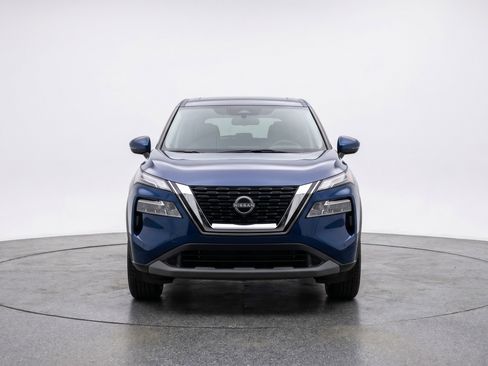 Used 2025 Nissan Rogue SV FWD image 2