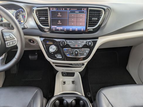 Used 2024 Chrysler Pacifica Touring-L FWD image 7