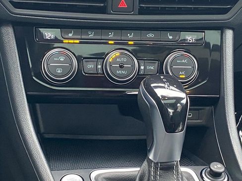 Certified 2024 Volkswagen Jetta SE w/ Panoramic Sunroof Package image 9