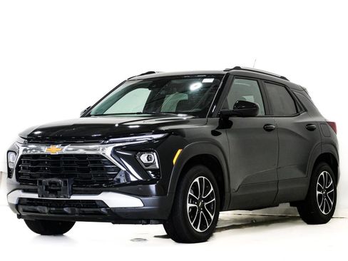 Used 2025 Chevrolet TrailBlazer LT FWD image 3