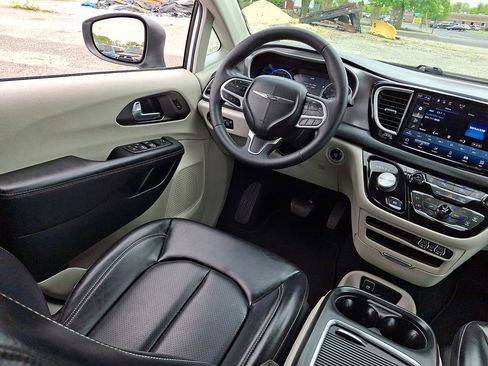 Used 2023 Chrysler Pacifica Touring-L FWD image 15
