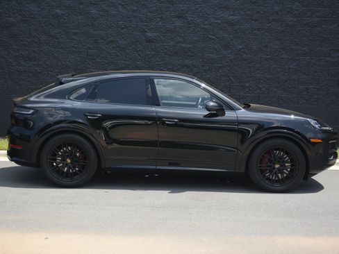 Certified 2025 Porsche Cayenne GTS AWD/4WD image 8