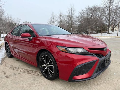 Used 2021 Toyota Camry SE image 1