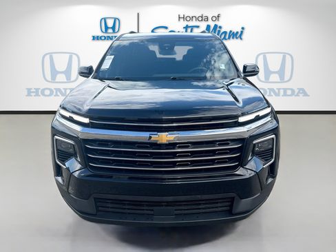 Used 2025 Chevrolet Traverse LT FWD image 2