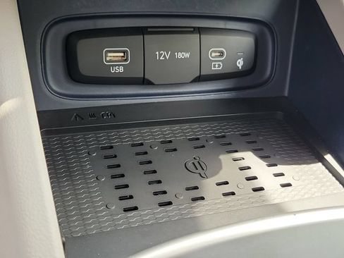 Used 2023 Hyundai Venue Limited FWD image 36