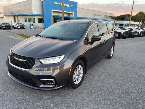 Used 2023 Chrysler Pacifica Touring-L image 3