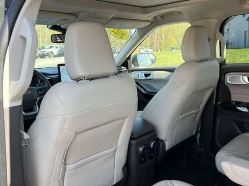 Used 2022 Ford Explorer Platinum w/ Equipment Group 601A AWD/4WD image 39