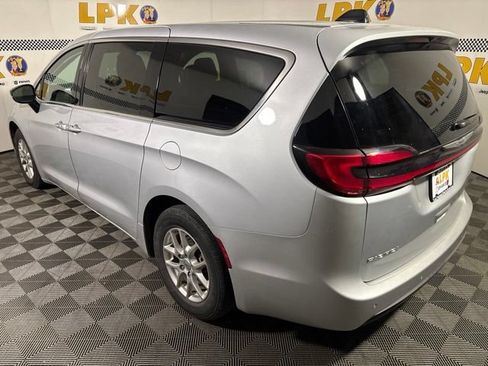 Used 2024 Chrysler Pacifica Touring-L FWD image 5