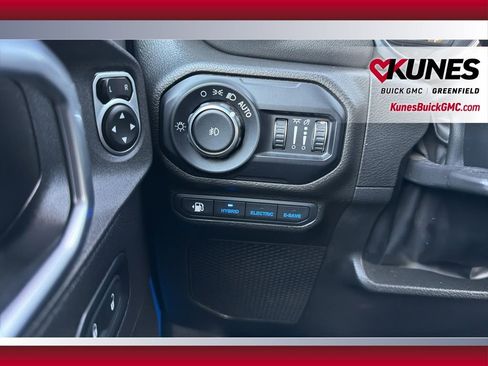 Used 2022 Jeep Wrangler Unlimited Sahara w/ Cold Weather Group image 29