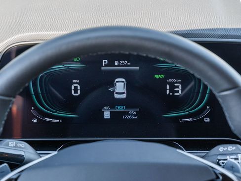 Used 2023 Kia Niro EX image 24