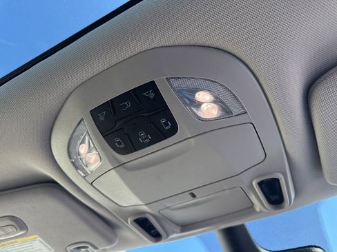 Used 2023 Chrysler Pacifica Limited FWD image 30