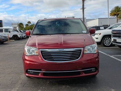 Used 2014 Chrysler Town & Country Touring image 7