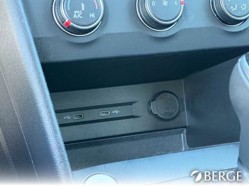 Used 2022 Volkswagen Taos SE image 32