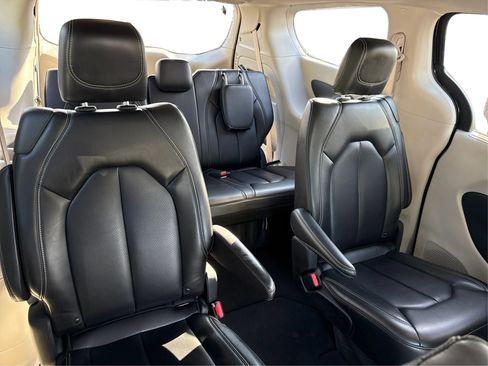 Used 2023 Chrysler Pacifica Touring-L FWD image 12