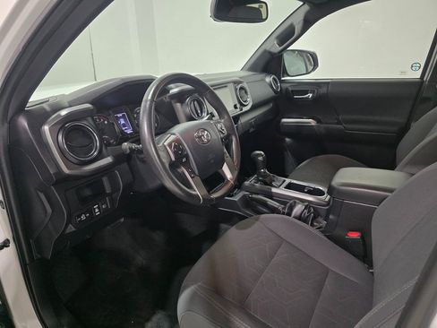Used 2018 Toyota Tacoma TRD Sport image 16